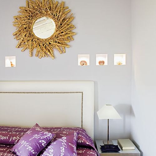 Małe, podświetlane nisze w ścianie, pozwalają wyeksponować kolekcję muszli.