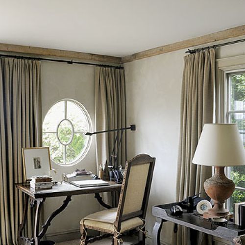 Małe, stylizowane biurko do pracy. Rezydencja w kolorach piasku i oceanu