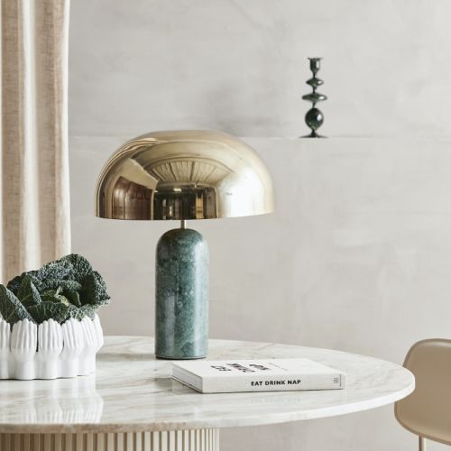 małe lampki w salonie