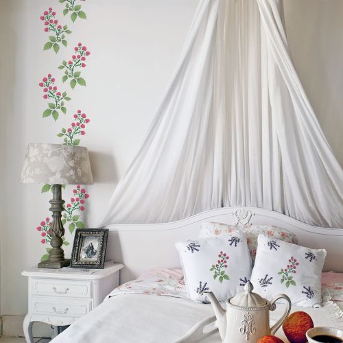 Malinowy gąszcz na ścianie w sypialni.