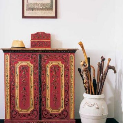 Malowana czerwono- złota szafka. Bunkier ze sztuką