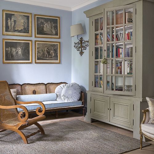 Marek Mikołajonek, specjalista od renowacji starych mebli, zrobił stoły do jadalni oraz salonu, odnowił starą