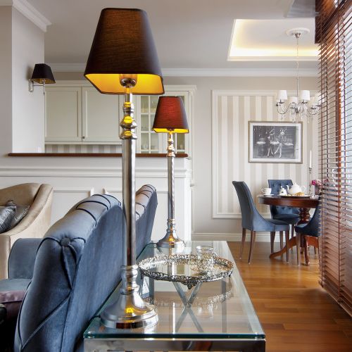 Maria nie byłaby sobą, gdyby nie dorzuciła szklano-stalowego stolika.