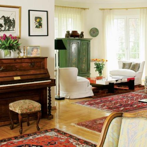 Maria Paz zawsze chętnie odwiedza sklepy i galerie z antykami. W Polsce kupiła bibliotekę i pianino.