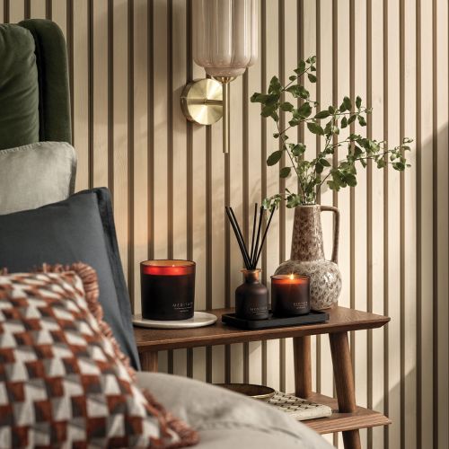 Kinkiet Agnes w stylu art déco przy łóżku