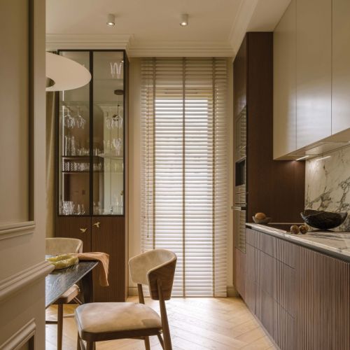 kuchnia ciemne drewno ryflowane