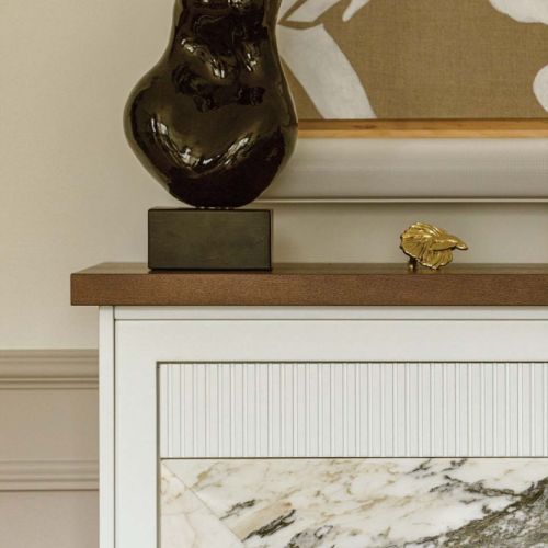 elegancki i przytulny salon z kominkiem