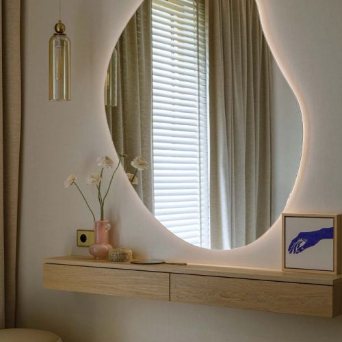 kaszmirowa sypialnia z dodatkiem drewna