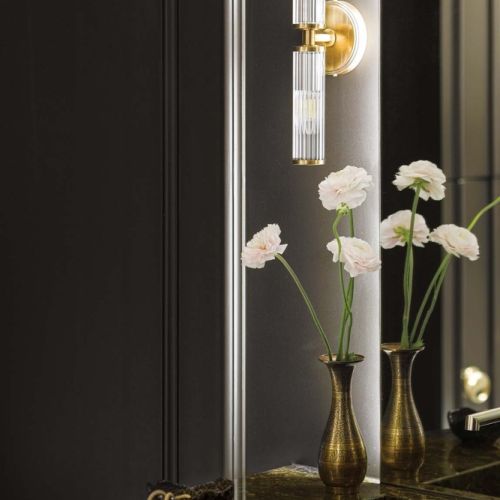 czarna łazienka ze złotymi dodatkami