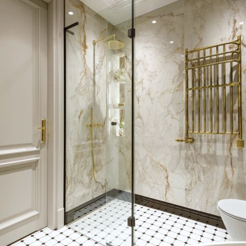 stylowa łazienka w czerni z akcentami złota