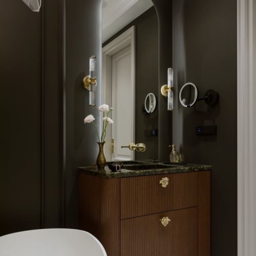 czarna łazienka z drewnem