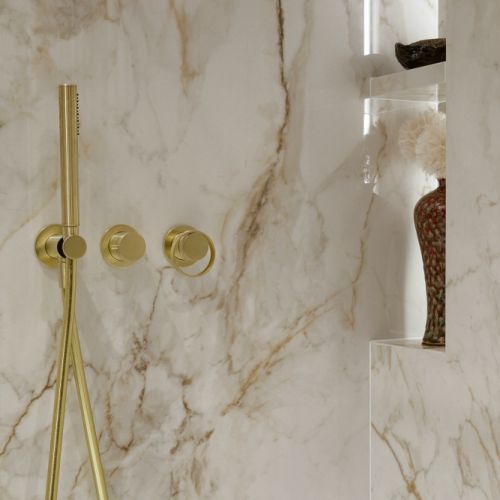 stylowa łazienka z akcentami złota