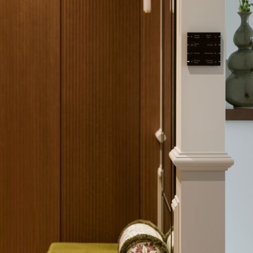 ciemne drewno ryflowane w przedpokoju