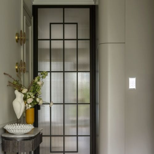 eleganckie mieszkanie z marmurem i sztukateriami