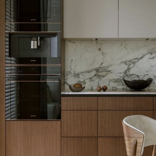 ryflowana kuchnia ciemne drewno