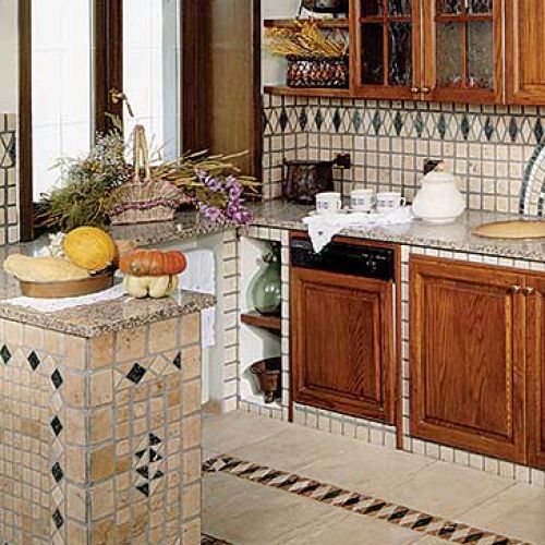 Marmurowe dekory sprawdzą się na podłodze, kuchennej wyspie i ścianie. RUSTICO