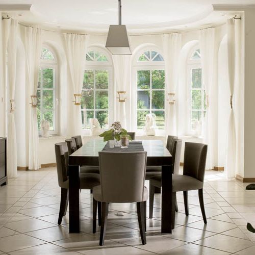 Masywne stół i krzesłą Joanna kupiła w belgijskiej firmie JNL.