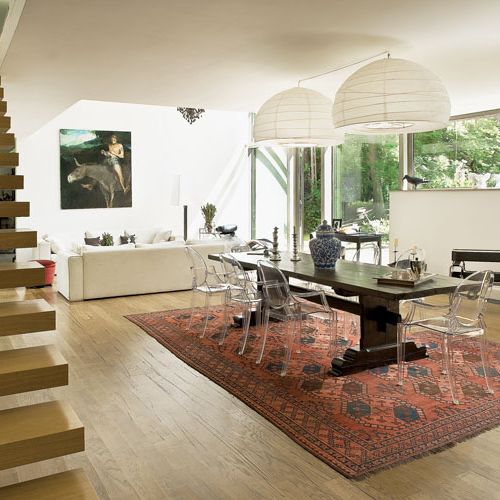 Masywny, dębowy stół od ojca gospodarza pomieści 12 osób. Do kompletu krzesła Ghost Starca.