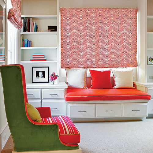 Parapet zamiast sofy: wygodne siedzisko pod oknem