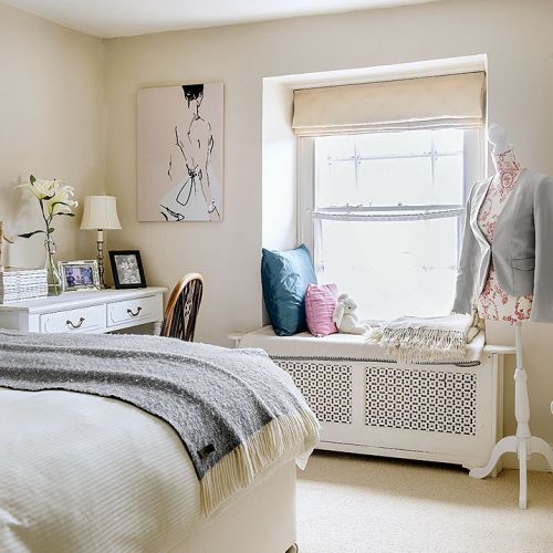 Masz szeroki parapet? Wystarczy cienki materac i kilka miękkich poduszek, by zrobić z niego przytulne i wygodne siedzisko pod