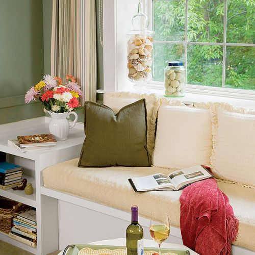 Parapet zamiast sofy: wygodne siedzisko pod oknem