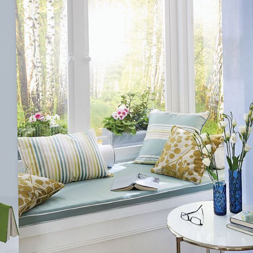 Masz wykusz z szerokim parapetem? Połóż na nim cienki materac i kilka poduszek. Obok postaw stolik kawowy.