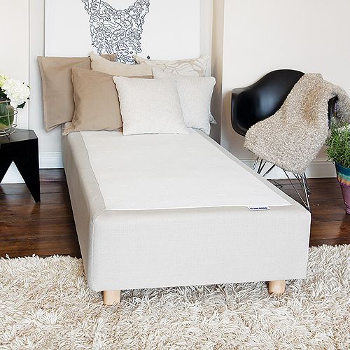 Materac typu Select Box na ramie drewnianej plus dostawiane nóżki to patent do małych sypialni, od 1300 zł, Hilding