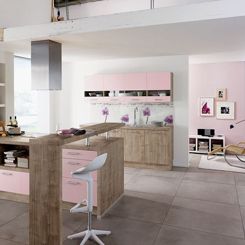 Matowe drewno i róż. ALNO. Aranżacje kuchni: urządzona jak salon