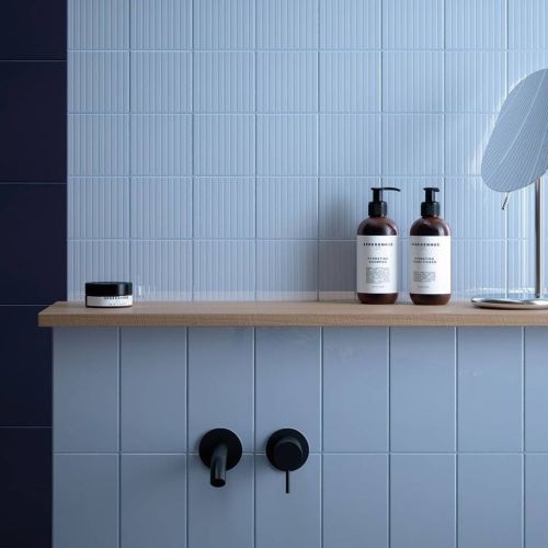 niebieska matowa łazienka