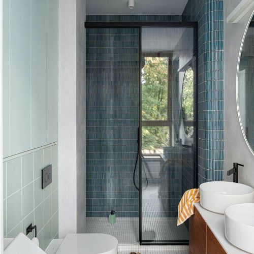 matowe płytki obok błyszczących w łazience