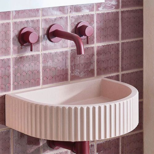 różowa umywalka wisząca