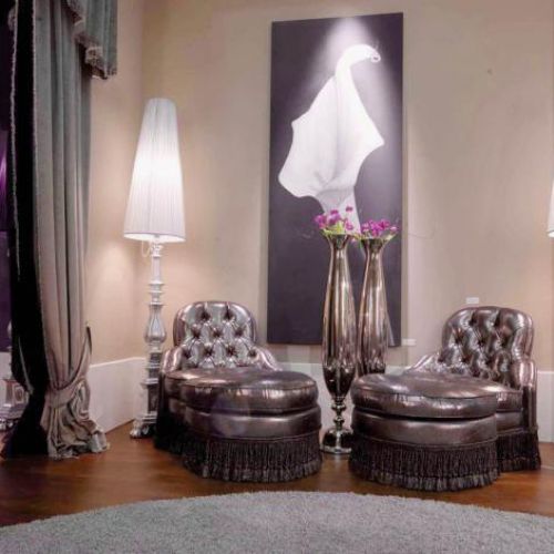 Meble Beatrice firmy Dolfi zrobiono z wycieranej skóry. Za fotel zapłacimy od 11 0 zł, za puf - od