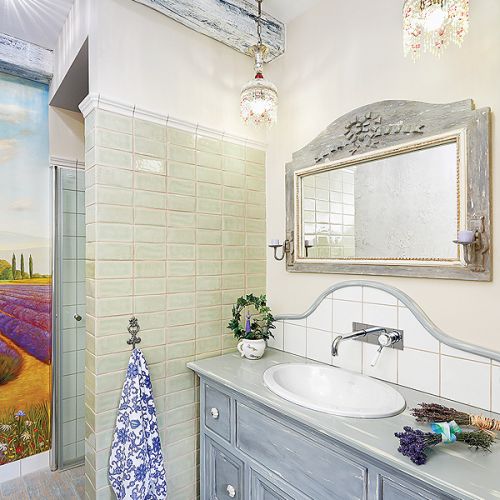 Meble były robione na zamówienie. Prowansalski dom pod lasem