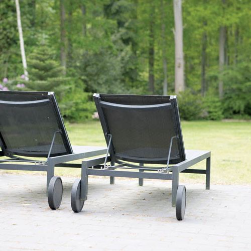 Meble grodowe także w zimnych kolorach.