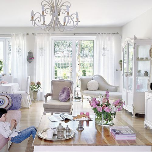 Meble hinduskie są zwykle ciemne, ciężkie, kolonialne, ale gospodyni miała swoją wizję i przy zamówieniu