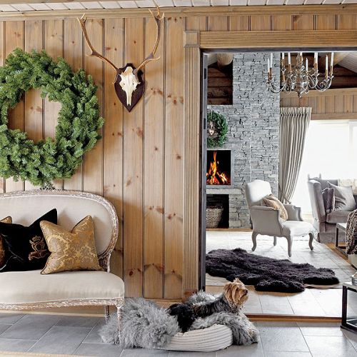 Meble i dodatki w stylu prowansalskim mają schłodzoną kolorystykę, np. sofy i fotele powleczono naturalnym lnem.