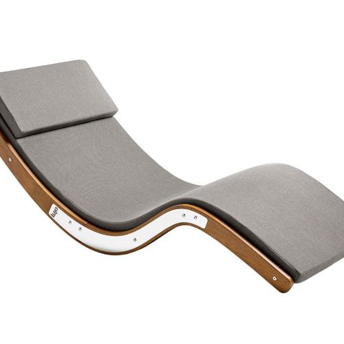 KO LANTA, leżak do opalania, ręcznie robiony z drewna kwila, z szybkoschnącym siedziskiem z pianki, ok. 12 400 zł, LUJO.