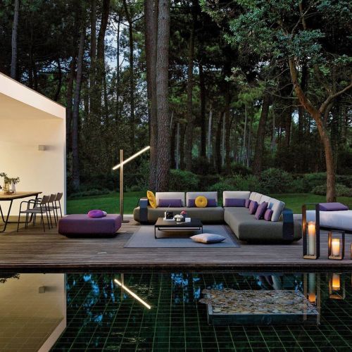 KUMO to po japońsku chmura. Tak zmienna jest też ta kolekcja sof modułowych. Mogą stać w salonie i na