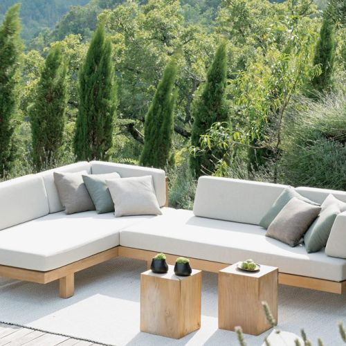 PURE CORNER GARDEN SOFA, z jawajskiego teku, poduchy odporne na niepogodę, ok. 25 000 zł, TRIBÙ.