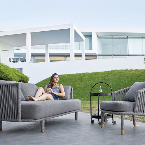 MOMENTS, ręcznie plecione ze specjalnego sznurka, z wygodnymi poduszkami z tkaniny Sunbrella Natté, na każną