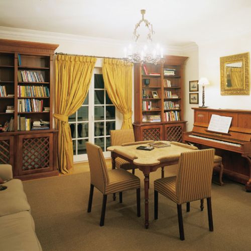 Meble nawiązują do ulubionego przez właścicieli stylu kolonialnego. Większość to repliki, ponieważ trudno byłoby