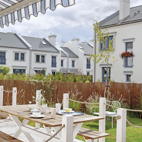 Meble ogrodowe z przyjemnego rattanu.