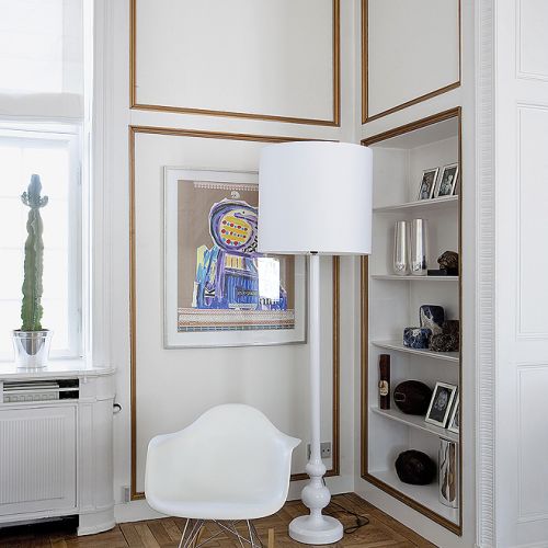 Meble są i stylowe, i dizajnerskie. Pałacowe wnętrze po skandynawsku