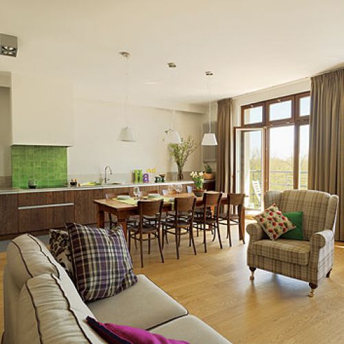 Meble w całym domu są solidne, jak stare angielskie rzemiosło, ale jednocześnie wygodne i na czasie.