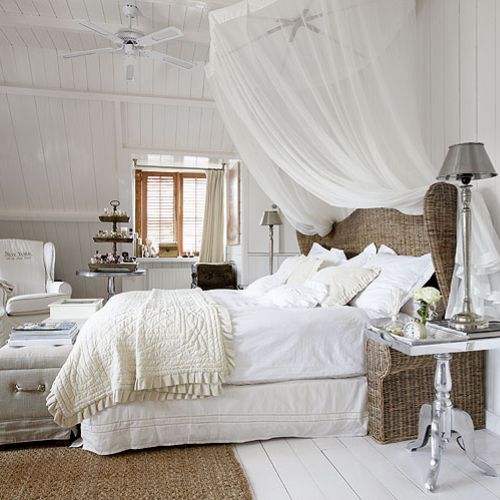 Meble w domu przywiezione są z licznych podróży.