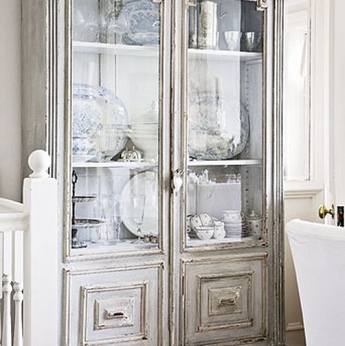 Meble w stylu shabby chic muszą mieć na sobie oznaki upływającego czasu. Nadszarpnięte, lekko otarte,