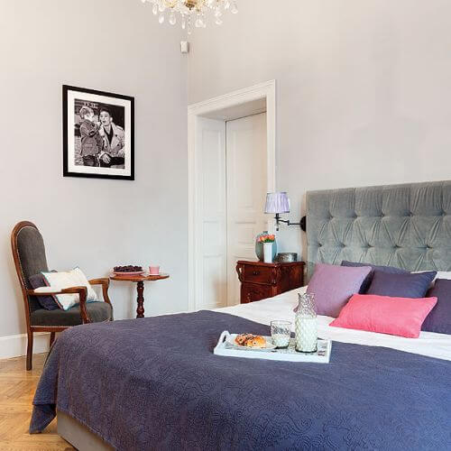 Meble w sypialni obite są welurami narzuta i poduszki z Zara Home kinkiety: Laura Ashley.