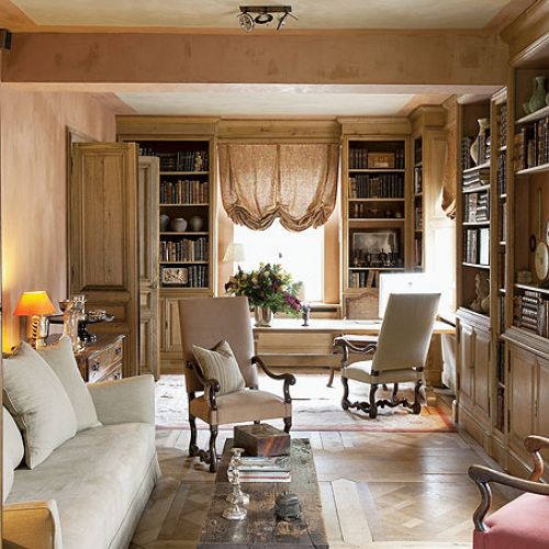 Meble wglądają na stare, ale w więkoszći są nowe i tylko udają wiekowe.