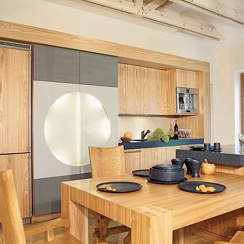 Meble z białego jesionu i nowoczesny, intrygujący styl zabudowy.