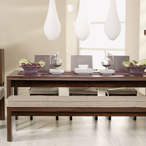 Meble z kolekcji Visage: tapicerowane krzesła (499 zł/szt.) i ława z miękkim siedziskiem (od 529 zł). Do tego stół